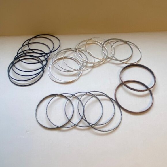 Vintage Bangle Lot 24 bangles Silver tone, black, copper tone and charcoal - Picture 8 of 9